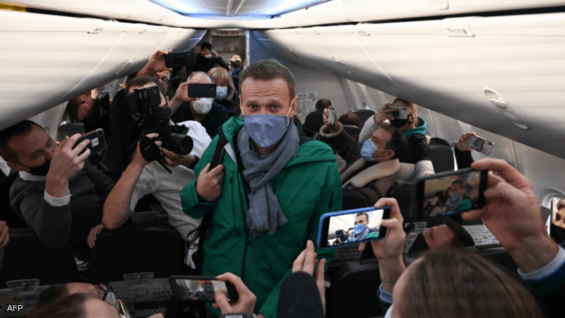 بعد تعافيه من غاز الأعصاب .. نافالني يعود لروسيا