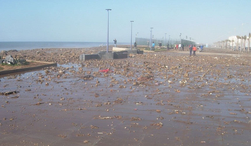 sidi-moussa-2 بالصور.. مد بحري جديد، يملأ أجزاء من كورنيش سيدي موسى بسلا بالأتربة والحجارة