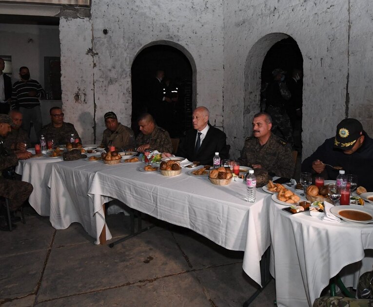 180875563_4210032515721440_7259228240252347268_n-1500x9999-c الرئيس التونسي يشارك وجبة الافطار مع القوات الأمنية والمسلحة