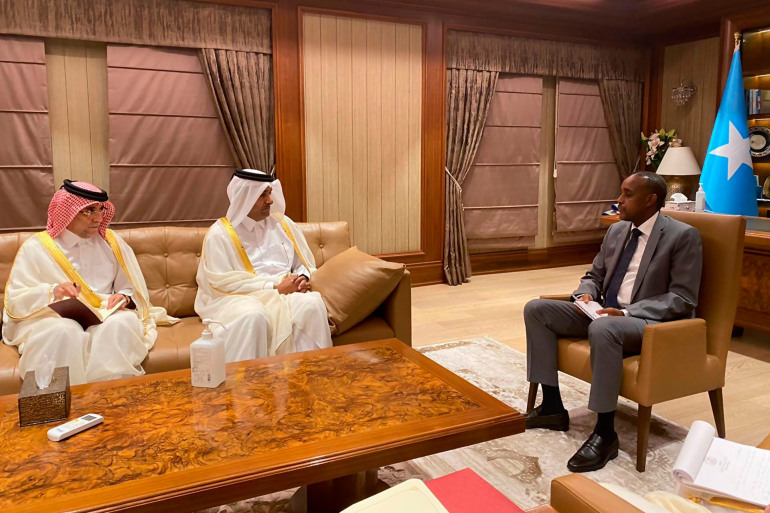 2-19-3 رئيس مجلس الوزراء الصومالي (يمين) مع المبعوث القطري بالعاصمة مقديشو (قنا)