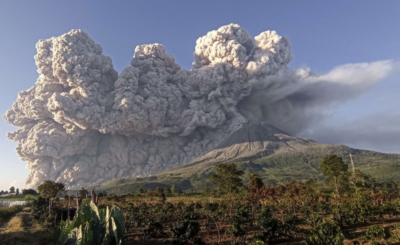 20210302043553reup-2021-03-02t043438z_500845758_rc2s2m9e0boq_rtrmadp_3_indonesia-volcano-h-scaled-e1614662020617