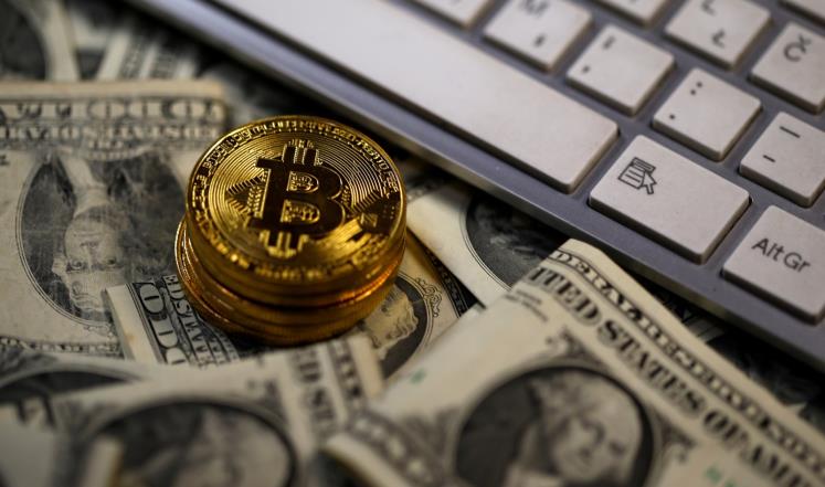 bitcoin-1-3 "بيتكوين" على أعتاب الهبوط دون 8 آلاف دولار