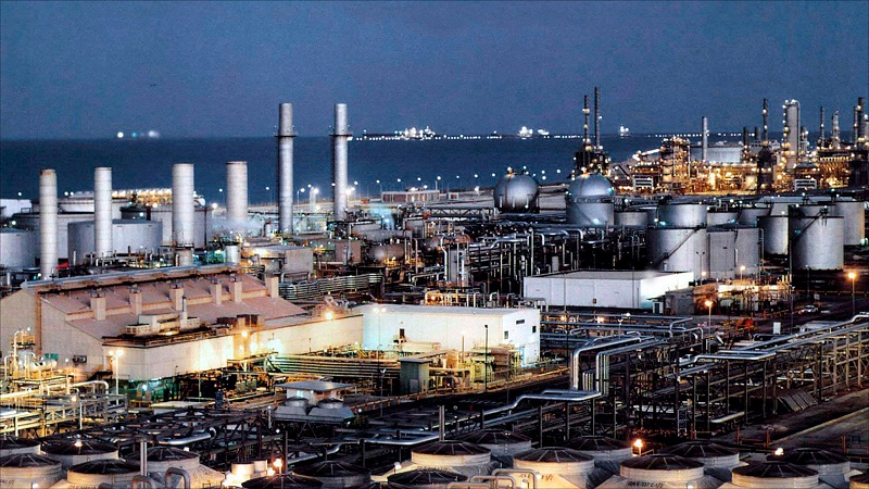 السعودية تسترد مركزها كمنتج أول للنفط