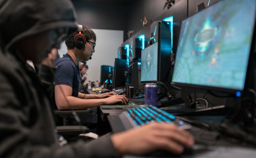 d8a7d984d8a2d8abd8a7d8b1-d8a7d984d8a5d98ad8acd8a7d8a8d98ad8a9-d984d8a3d984d8b9d8a7d8a8-d8a7d984d8add8a7d8b3d8a8-825x510-2 الآثار الإيجابية لألعاب الحاسب