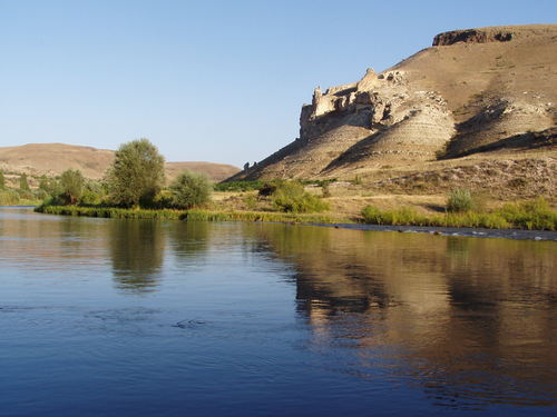 الكهوف المنحوتة بجانب النهر الاحمر