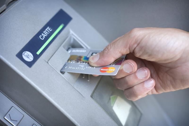 إحالة ثلاثة أشخاص على النيابة العامة المختصة لتورطهم في قرصنة بيانات البطاقات البنكية