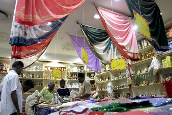السوق الليلي في شارع تونكو عبد الرحمن