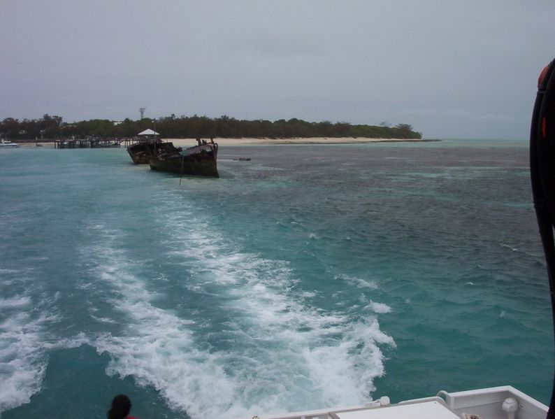 Launch leaving Heron Island