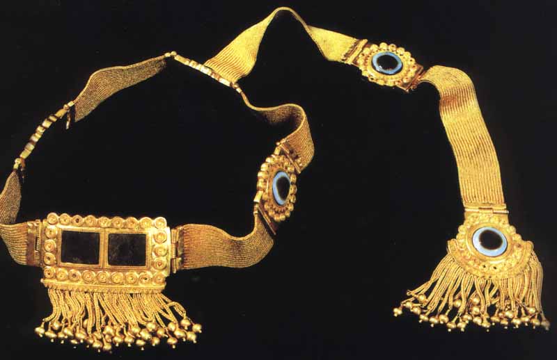 Necklace, Ugal or head-dress worn by the queen.