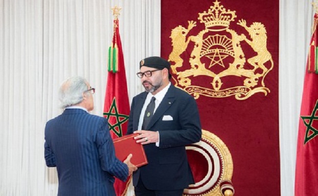 الملك محمد السادس يستقبل بالحسيمة والي بنك المغرب