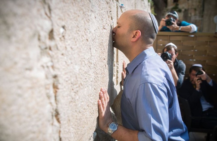 بينيت ينشر صورته وهو يؤدي "صلاة الفجر" بأمريكا