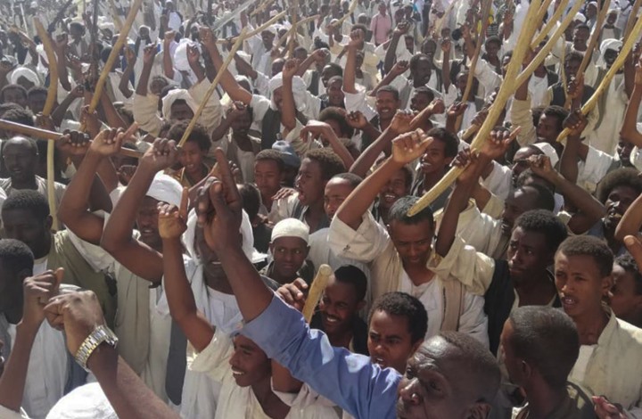 متظاهرون يغلقون مطار كسلا للمطالبة بإنهاء التهميش (شاهد)