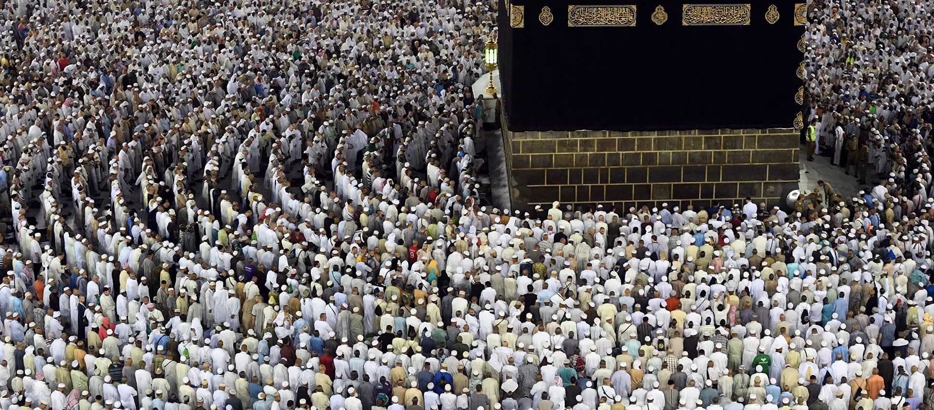 الحجاج خلال موسم الحج والطواف حول الكعبة في المسجد الحرام في مكة المكرمة - سبوتنيك عربي, 1920, 26.05.2017