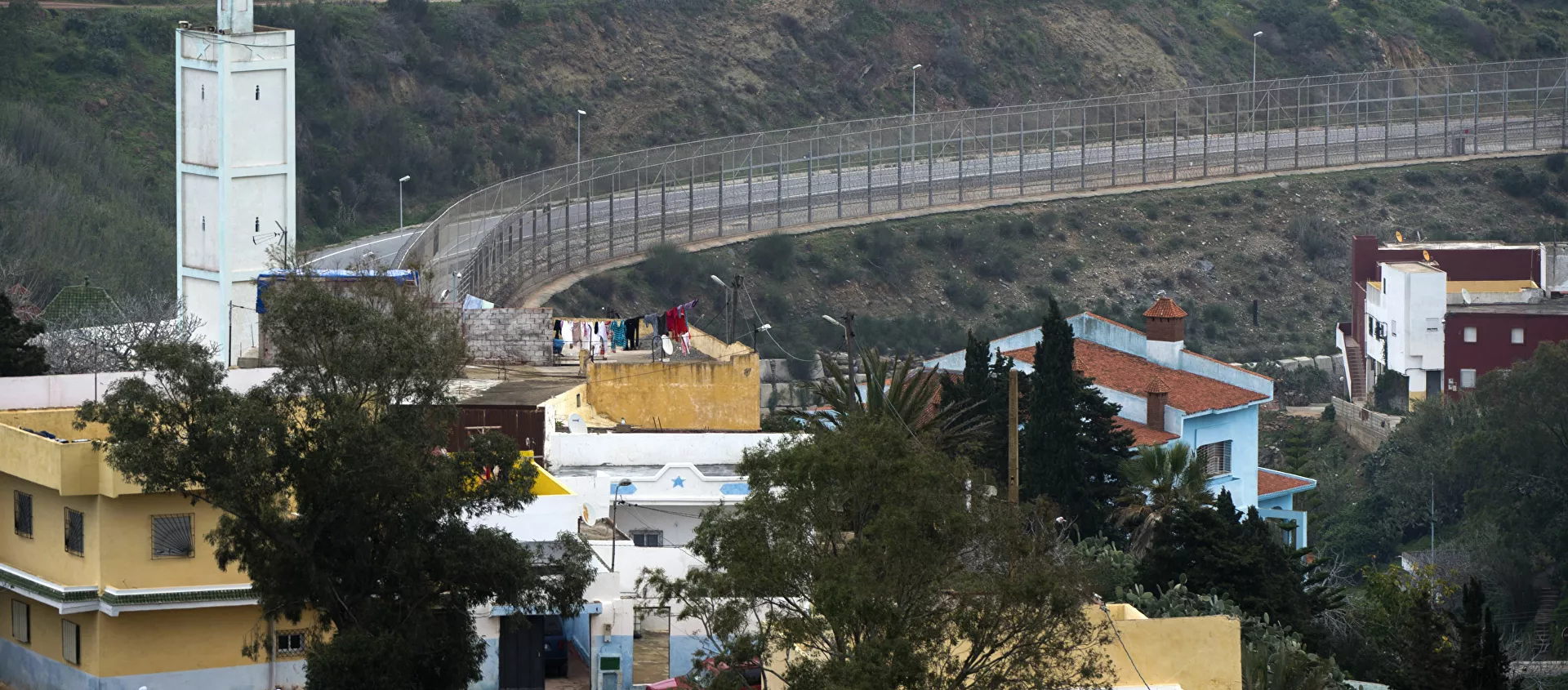 الحاجز الفاصل بين المدينة المغربية الفنيدق والمدينة المغربية المحتلة (من قبل إسبانيا) سبتة - سبوتنيك عربي, 1920, 23.05.2021