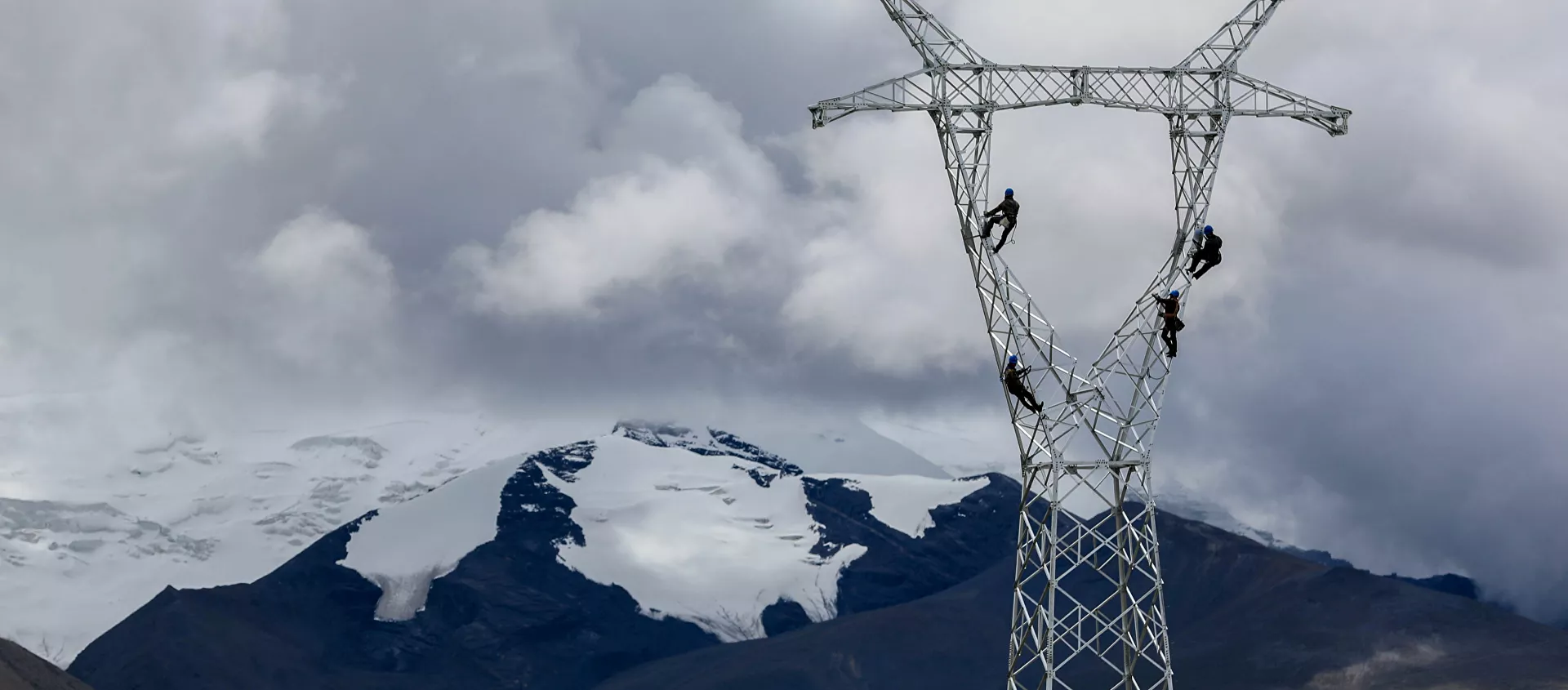 مهندسون يعملون على أعمدة الكهرباء في جبال شان نان، الصين 19 أغسطس/ آب 2017 - سبوتنيك عربي, 1920, 22.05.2021