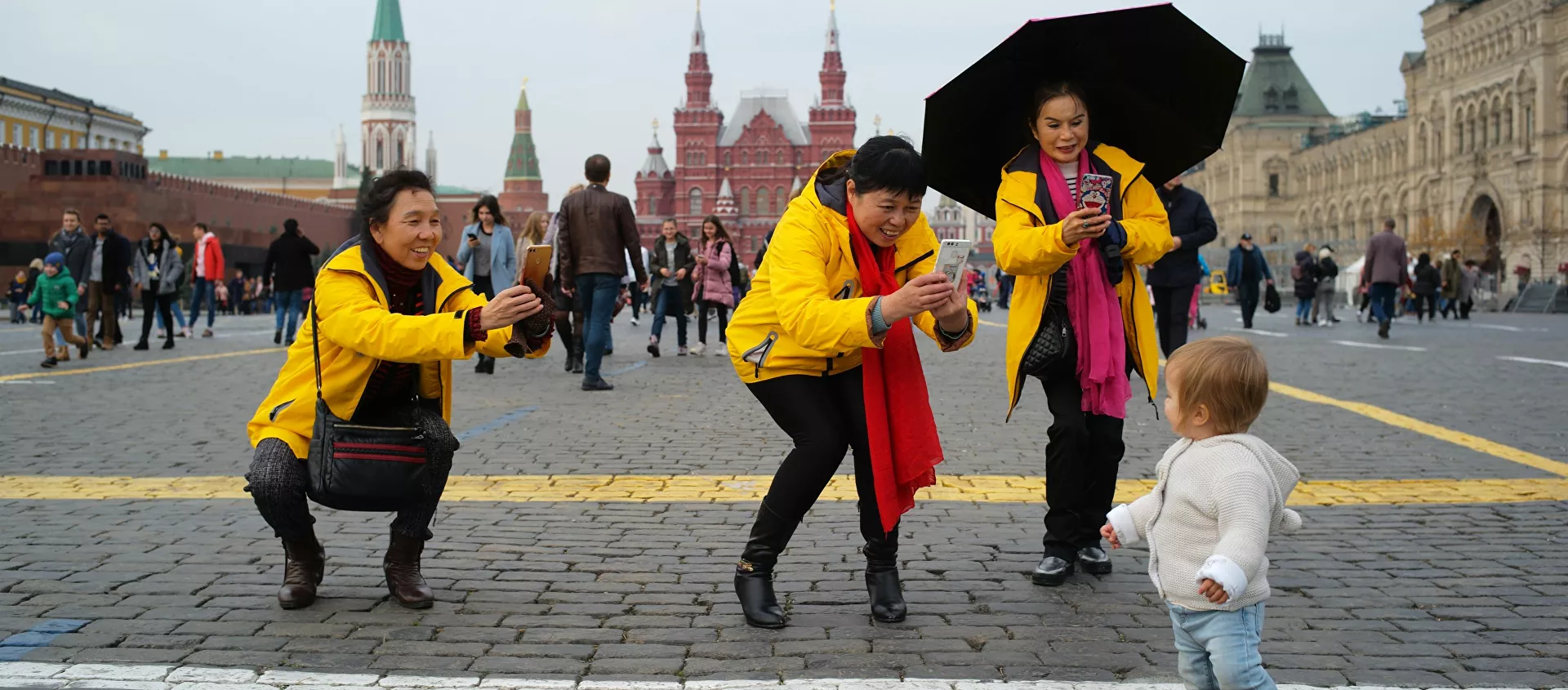 سياح يلتقطون صور على الساحة الحمراء في موسكو - سبوتنيك عربي, 1920, 26.05.2021