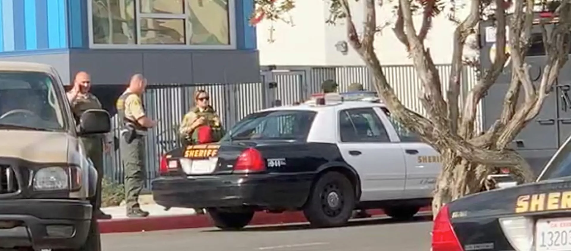 رجال الشرطة يقفون خارج مدرسة سوجس الثانوية بعد إطلاق نار، في سانتا كلاريتا، كاليفورنيا، الولايات المتحدة، 14 نوفمبر/تشرين الثاني 2019 - سبوتنيك عربي, 1920, 26.05.2021