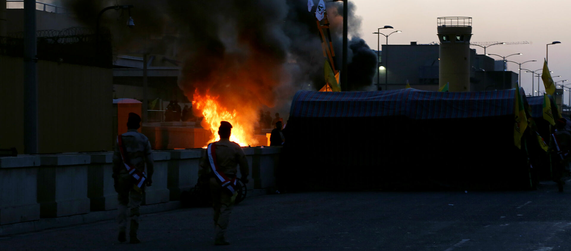 قوات الأمن العراقية أمام السفارة الأمريكية أثناء احتجاج على إدانة الضربات الجوية على قواعد الحشد الشعبي في بغداد - سبوتنيك عربي, 1920, 07.07.2021
