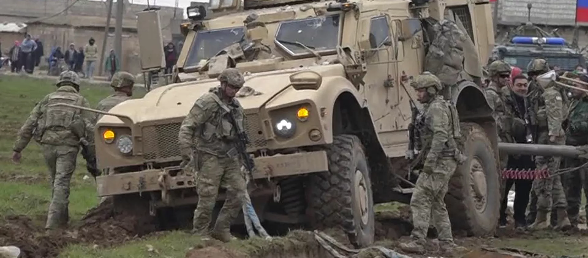 جنود تجمعوا بجانب قافلة عسكرية أمريكية عالقة في قرية خربة عمو شرق مدينة القامشلي في سوريا  - سبوتنيك عربي, 1920, 07.07.2021