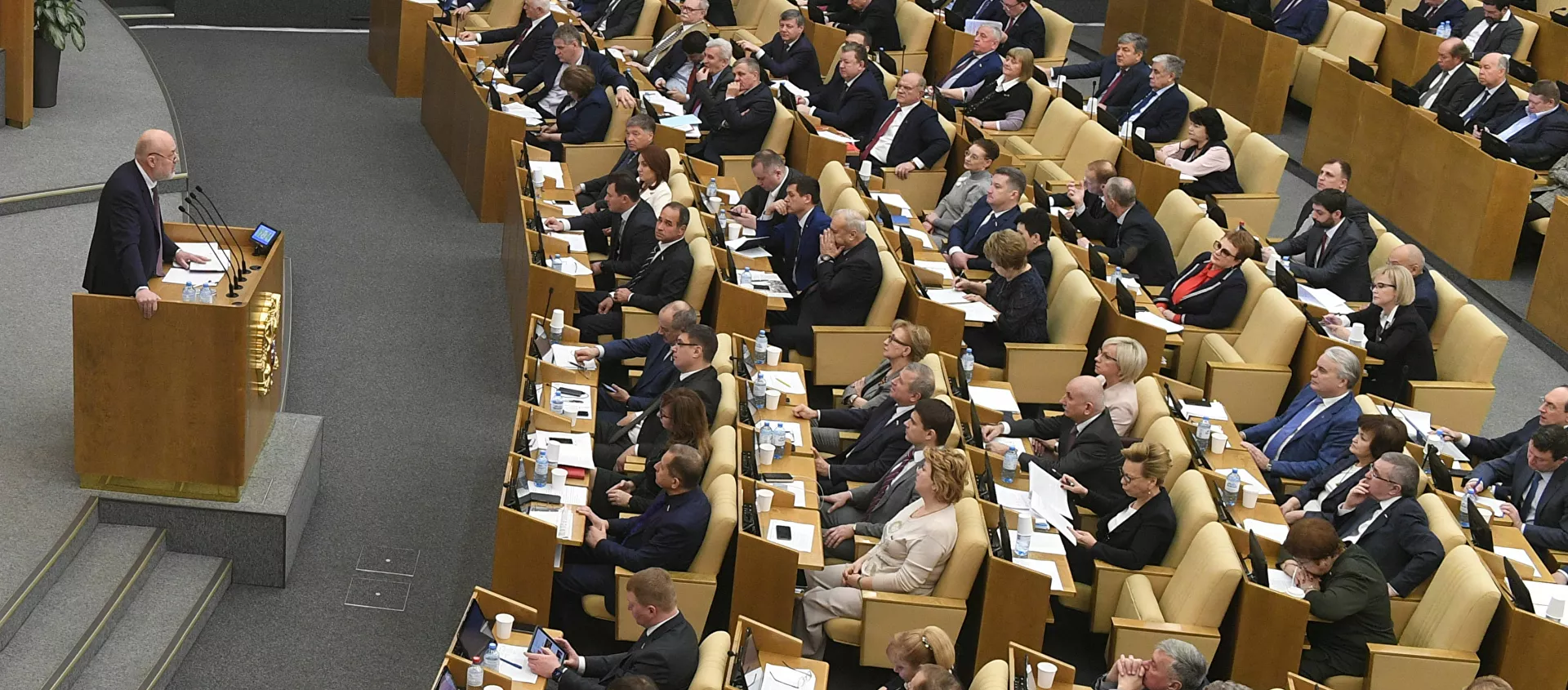 الرئيس المشارك لفريق العمل الخاص بصياغة التعديلات الدستورية ورئيس لجنة بناء الدولة والقانون في مجلس الدوما بافل كراشيننيكوف يتحدث خلال جلسة في مجلس الدوما في موسكو - سبوتنيك عربي, 1920, 25.05.2021