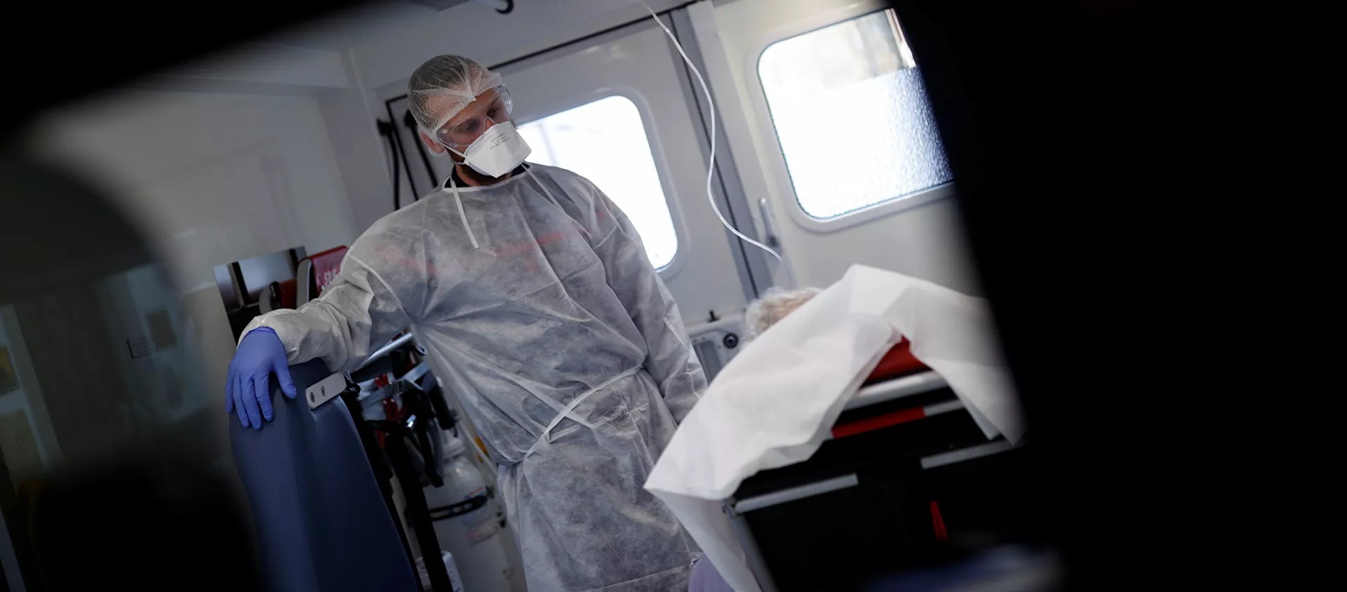 يتم تأمين المريض من قبل طاقم الإسعاف أثناء عملية الإنقاذ في ستراسبورغ في فرنسا مع استمرار انتشار فيروس كورونا - سبوتنيك عربي, 1920, 16.07.2020