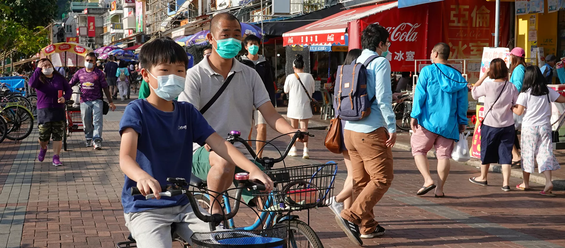 أشخاص يرتدون أقنعة الوجه في جزيرة تشيونغ تشاو خلال عطلة عيد الفصح وسط انتشار مرض فيروس كورونا في هونغ كونغ - سبوتنيك عربي, 1920, 25.05.2021