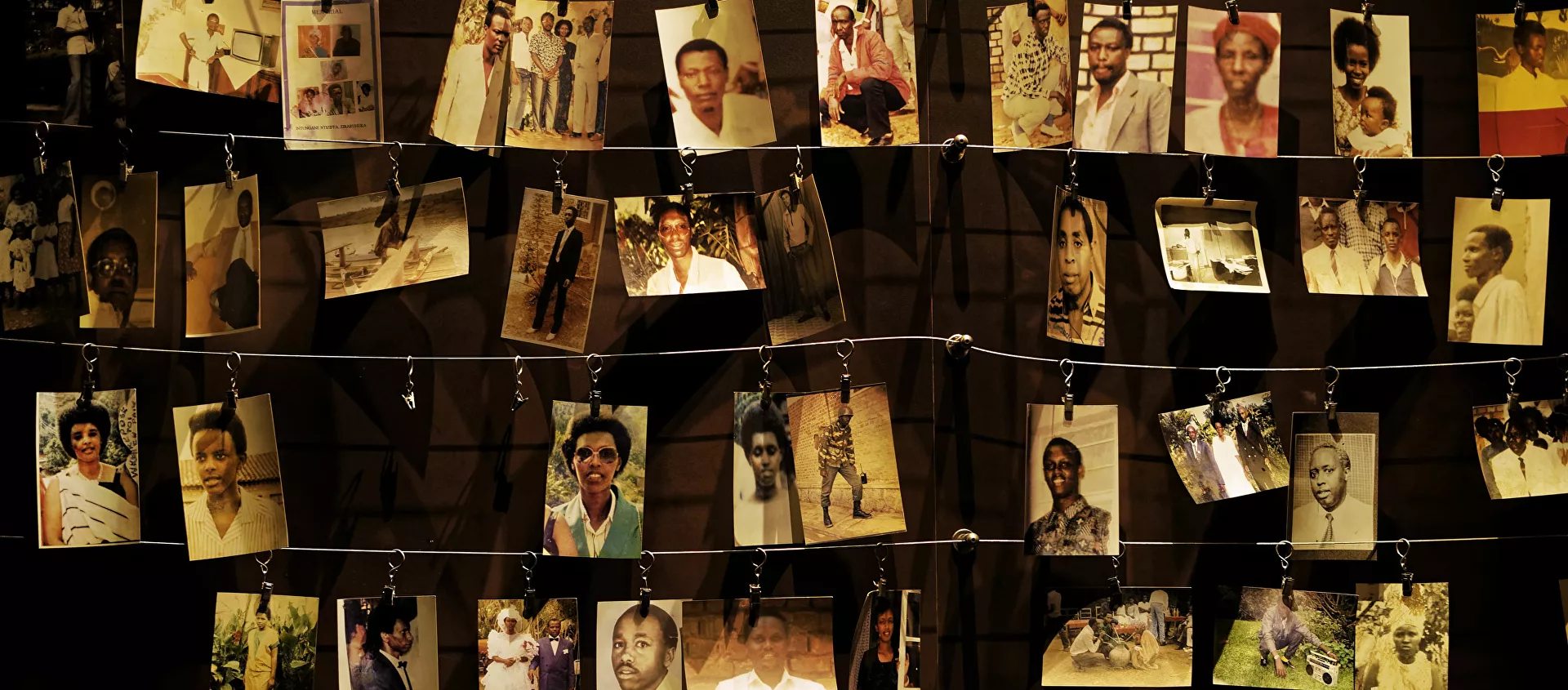 صور جماعية لبعض القتلى معلقة في معرض في مركز كيغالي التذكاري للإبادة الجماعية في العاصمة كيغالي في رواندا - سبوتنيك عربي, 1920, 03.05.2021