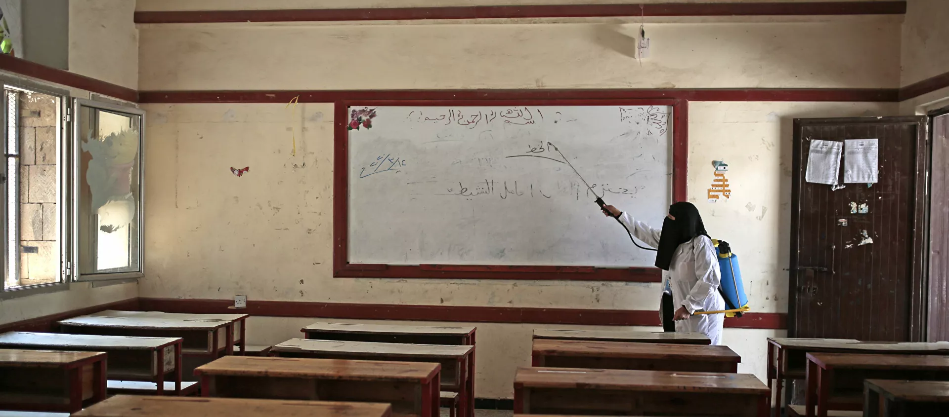 موظفة مدرسة ابتدائية تقوم بتعقيم فصل دراسي قبل بدء العام الدراسي في مدينة صنعاء، اليمن 29  أغسطس 2020 - سبوتنيك عربي, 1920, 23.02.2021