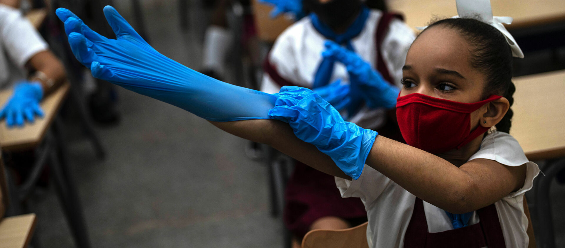 تلميذة ترتدي كمامة وقفازات كإجراء احترازي وسط انتشار فيروس كورونا خلال الفصل الدراسي في هافانا، كوبا، 2 نوفمبر 2020 - سبوتنيك عربي, 1920, 22.06.2021