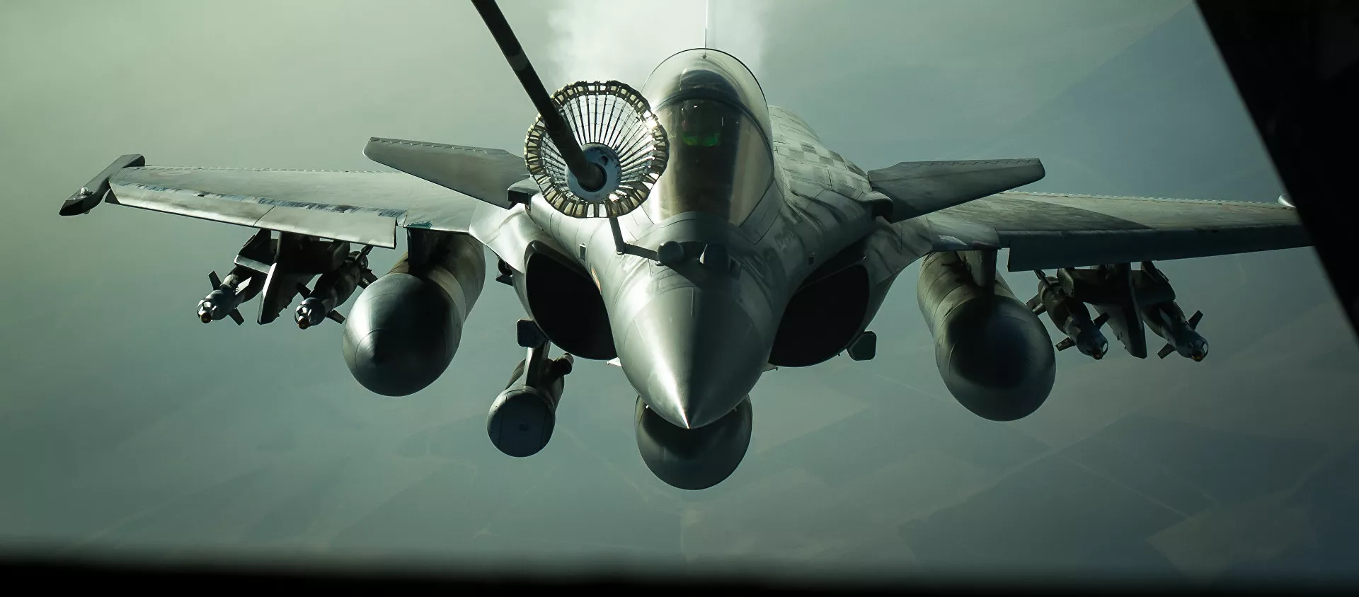 مقاتلة متعدد المهام داسو رافال الفرنسية خلال التزود بالوقود من طائرة كيه سي-10، وهي طائرة خزان لعمليات تموين الوقود جوا، بالقرب من العراق، 2016 - سبوتنيك عربي, 1920, 28.05.2021