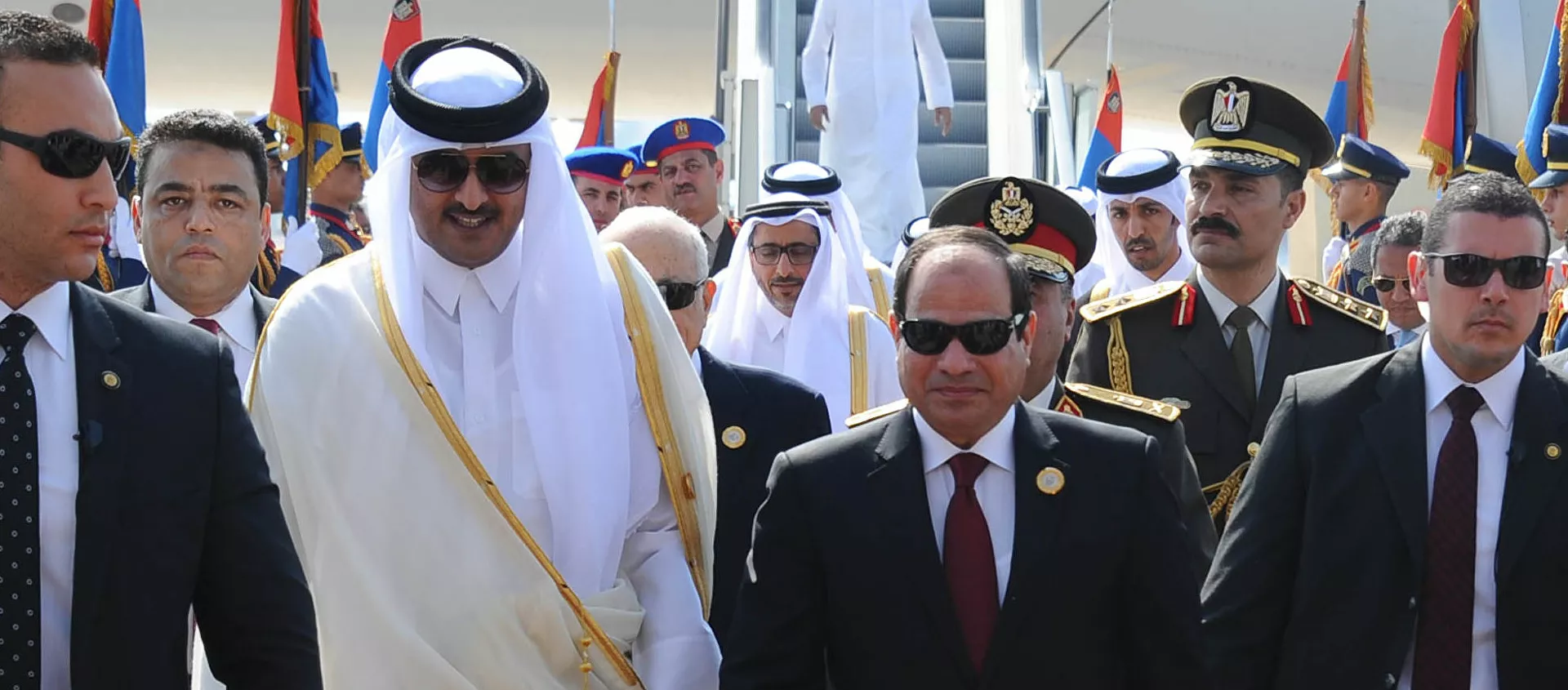 الرئيس المصري عبد الفتاح السيسي يستقبل أمير قطر الشيخ تميم بن حمد آل ثاني في مطار شرم الشيخ - سبوتنيك عربي, 1920, 25.05.2021