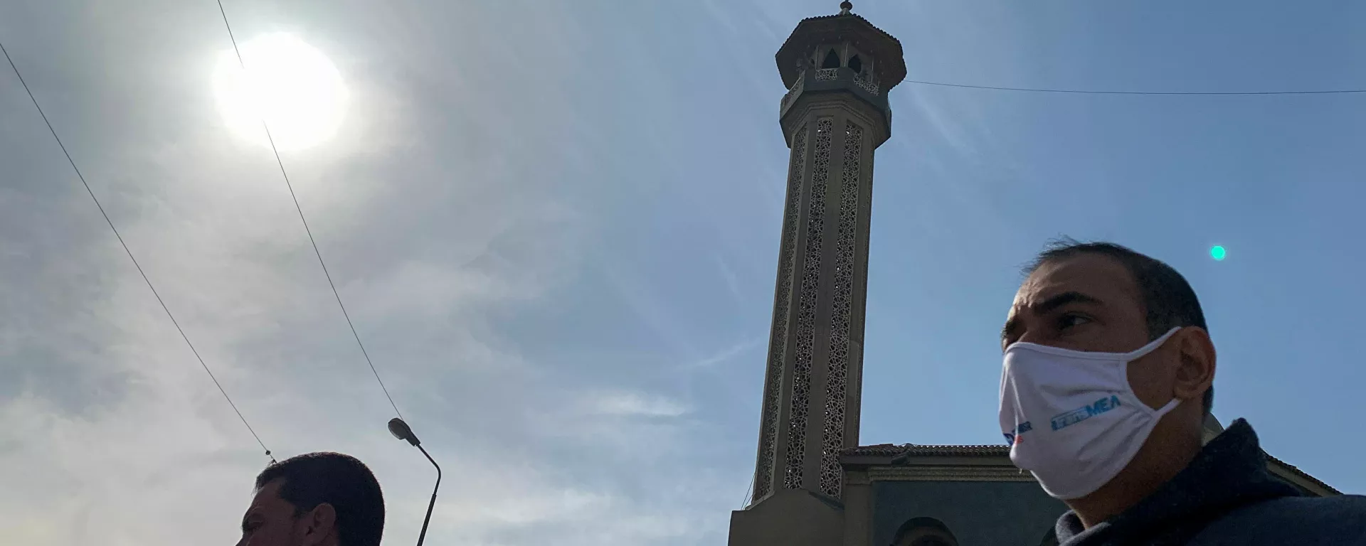رجل يرتدي كمامة واقية من فيروس كورونا وفي الخلفية مأذنة مسجد في مصر نوفمبر تشرين الثاني - سبوتنيك عربي, 1920, 18.05.2021