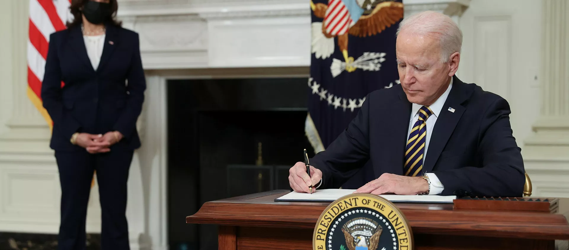 الرئيس الأمريكي جو بايدن يبطل  مرسوم رئاسي لـ ترامب بمنع العديد من طالبي البطاقة الخضراء والعمال الأجانب المؤقتين من دخول الولايات المتحدة - سبوتنيك عربي, 1920, 09.07.2021