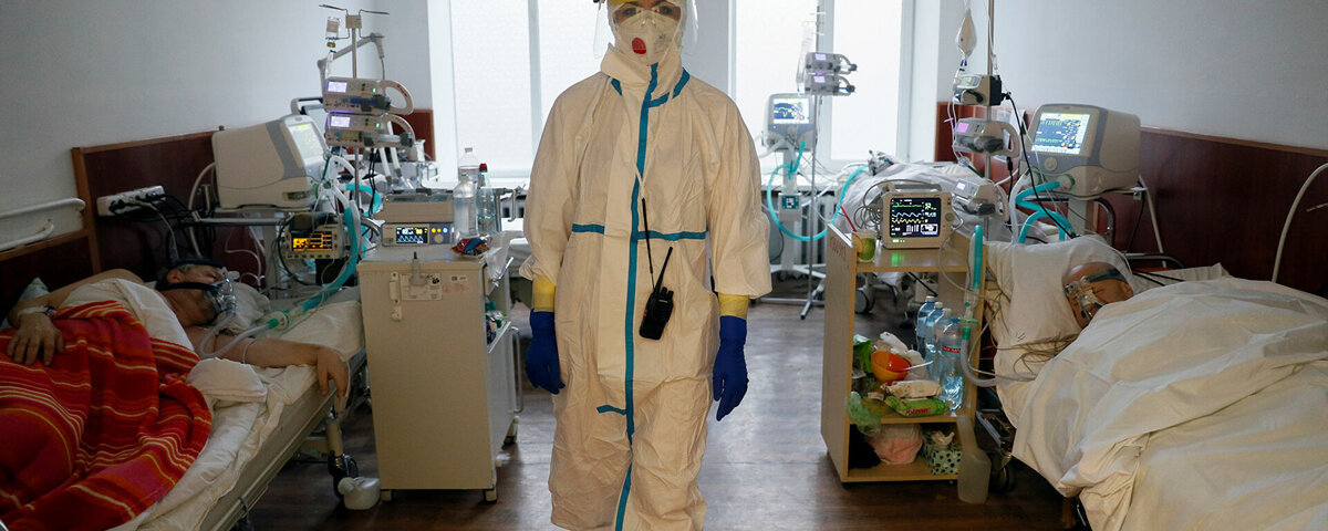 طبيب أثناء تلقي المرضى العلاج في مستشفى للأشخاص المصابين بمرض فيروس كورونا (كوفيد-19) في كييف، أوكرانيا، 26 يناير 2021 - سبوتنيك عربي, 1920, 26.04.2021