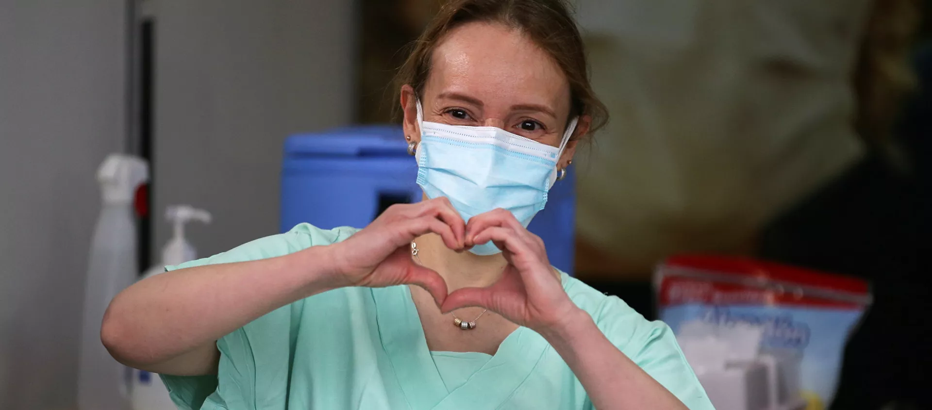 سيلفيا أليخاندرا جيلفيز، طبيبة الطوارئ في عيادة كولومبيا، تصنع إشارة القلب بيديها قبل تلقيها حقنة بجرعة من لقاح فايزر ضد كوفيد-19 في عيادة كولومبيا في بوغوتا، كولومبيا، 18 فبراير 2021 - سبوتنيك عربي, 1920, 23.05.2021