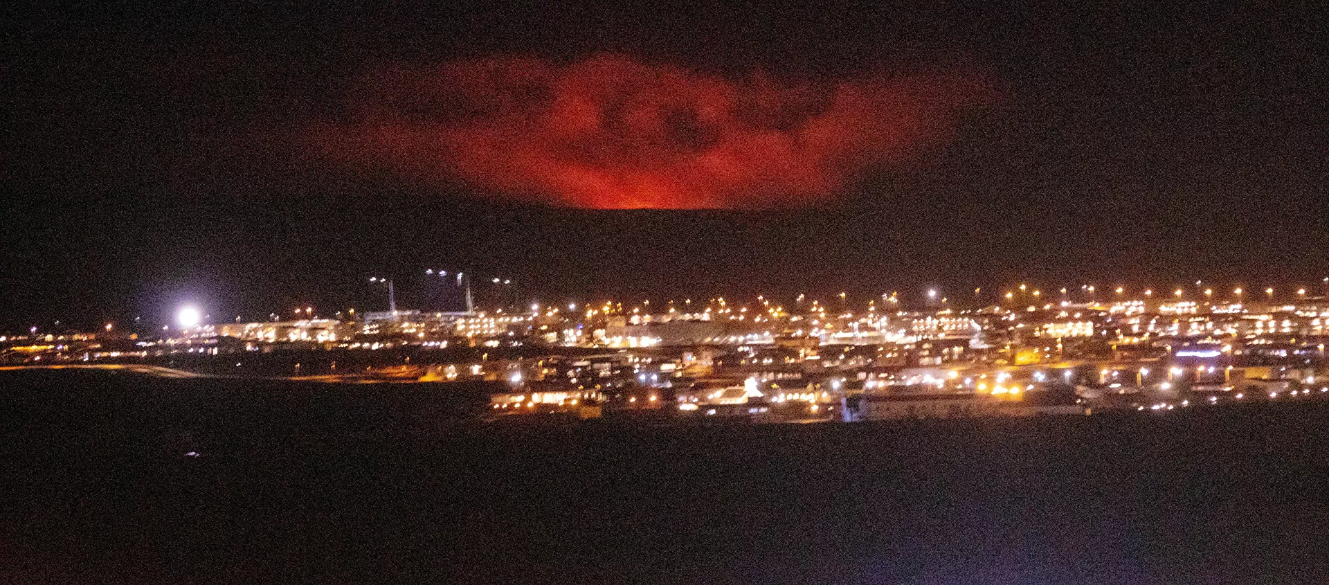 ثوران بركان فاغرادالسفيال في شبه جزيرة ريكيانيس جنوب غربي أيسلندا، 20 مارس 2021 - سبوتنيك عربي, 1920, 22.05.2021