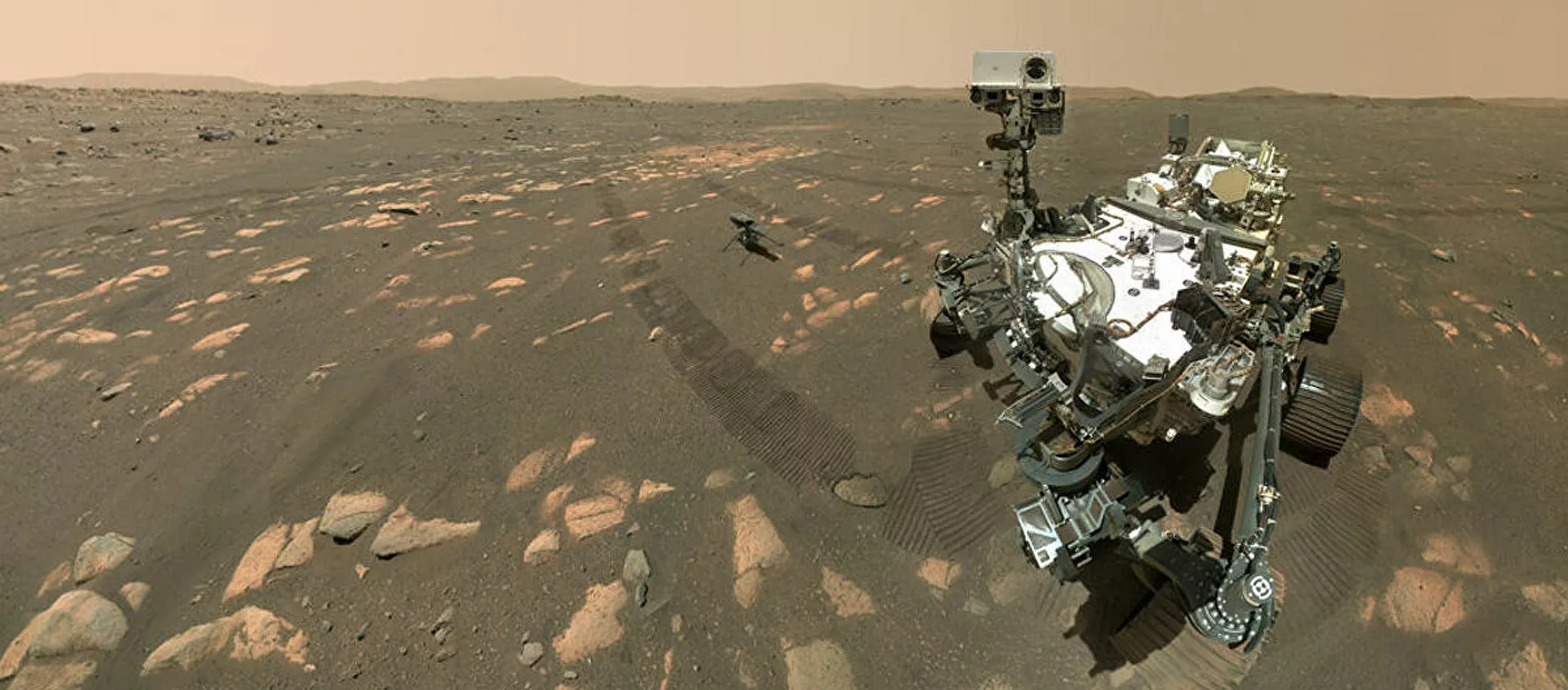 المركبة المتجولة بيرسيفرانس مارس، التابعة لوكالة الفضاء الدولية ناسا، تلتقط صورة سيلفي مع أول طائرة حوامة إنجينيويتي على سطح المريخ، أبريل 2021 - سبوتنيك عربي, 1920, 28.05.2021