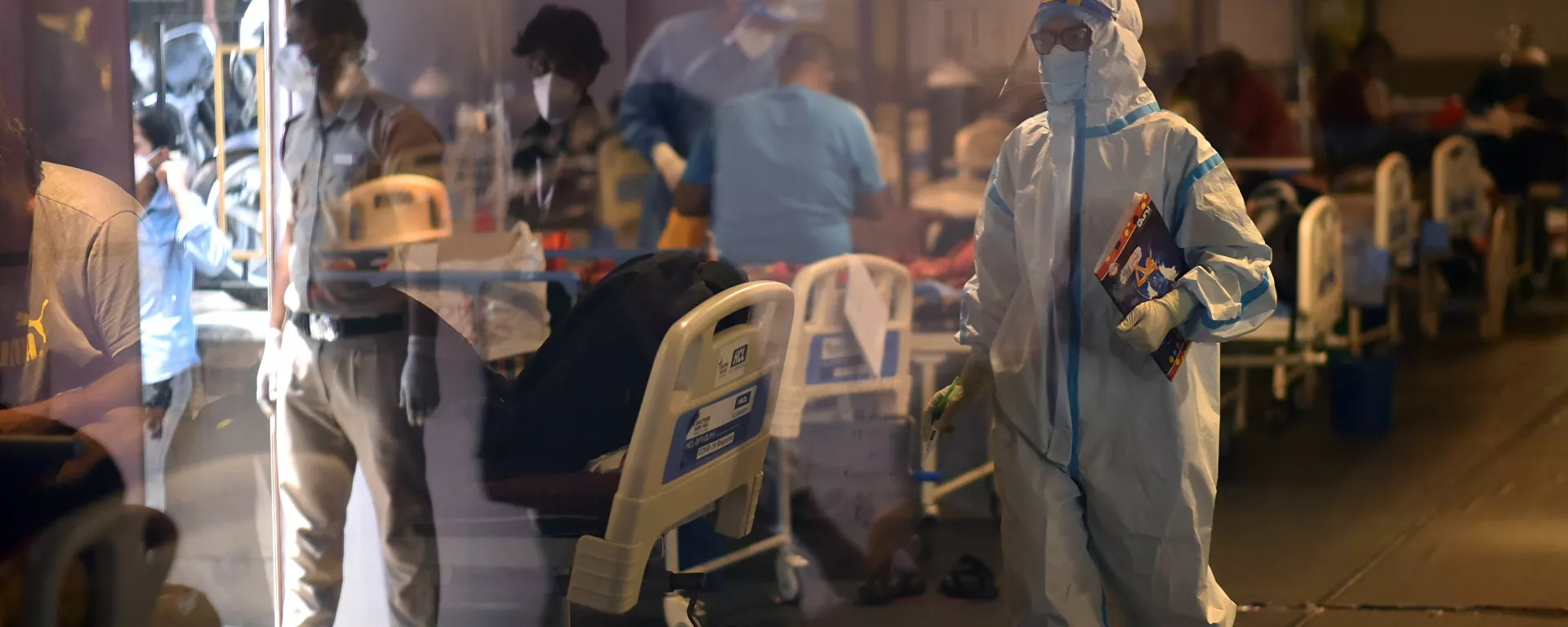 كارثة إنسانية كبرى - تسجيل أرقام قياسية لحالات الإصابة بمرض كوفيد-19، الطاقم الطبي لمعالجة مرضى كورونا بمشفى في نيودلهي، الهند 28 أبريل 2021 - سبوتنيك عربي, 1920, 24.05.2021