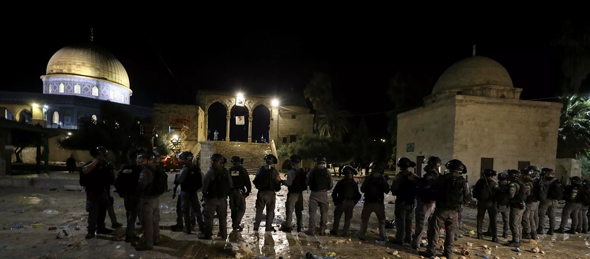 الشرطة الإسرائيلية تتجمع خلال مواجهات مع الفلسطينيين في المسجد الأقصى، وسط توتر بشأن احتمال إخلاء عدة عائلات فلسطينية من منازل على أراض يطالب بها المستوطنون اليهود في حي الشيخ جراح في القدس القديمة، 7 مايو/ أيار 2021 - سبوتنيك عربي, 1920, 12.05.2021