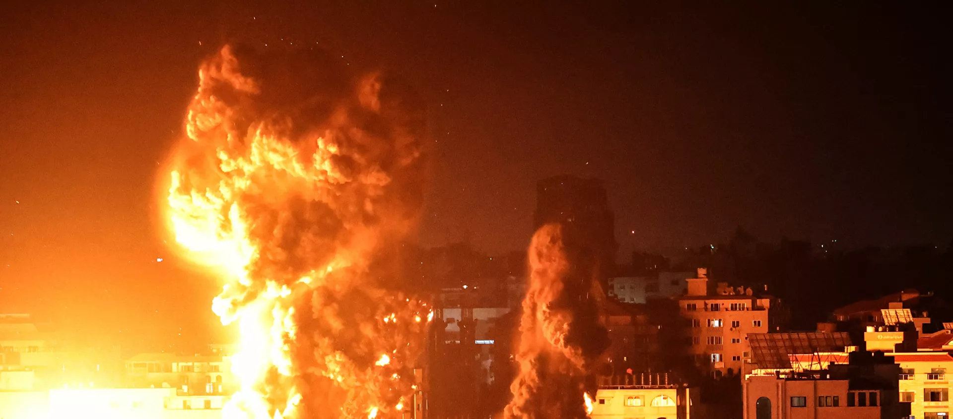 إسرائيل تشن غارات عنيفة على قطاع غزة وانقطاع التيار الكهربائي جراء القصف.. صور - سبوتنيك عربي, 1920, 19.05.2021