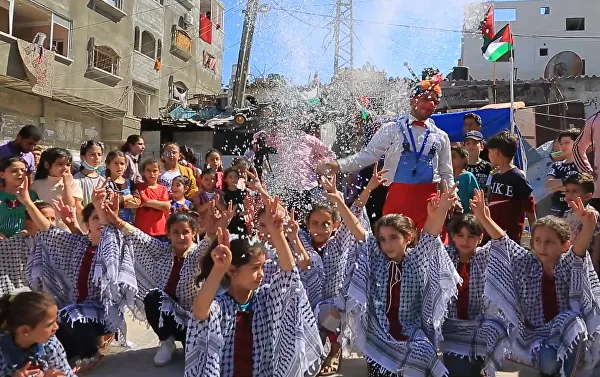 مبادرة ترفيهية لرسم الابتسامة على وجوه أطفال قطاع غزة والتخفيف من آثار الحرب، فلسطين 28 مايو 2021 مبادرة ترفيهية لرسم الابتسامة على وجوه أطفال قطاع غزة والتخفيف من آثار الحرب، فلسطين 28 مايو 2021 - سبوتنيك عربي