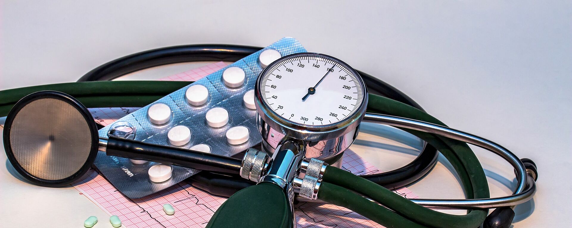 جهاز قياس ضغط الدم وحبوب الضغ  - سبوتنيك عربي, 1920, 07.06.2021