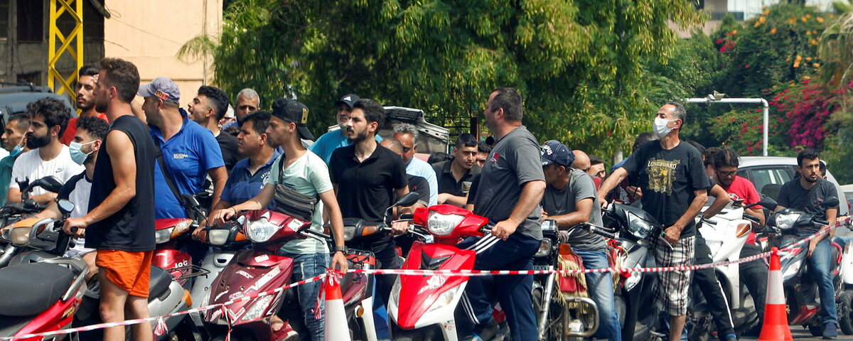 أزمة بنزين في لبنان، طوابير طويلة من راكبي دراجات نارية في محطة البنزين في بيروت، لبنان 25 يونيو 2021 - سبوتنيك عربي, 1920, 06.07.2021