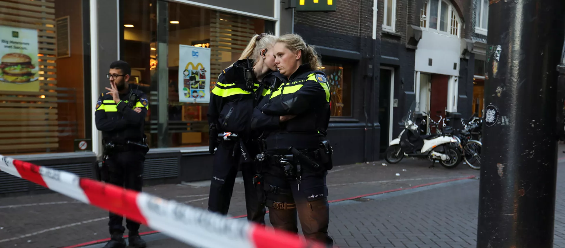 الشرطة الهولندية في موقع الاعتداء على الصحفي  بيتر ر. دي فريس - سبوتنيك عربي, 1920, 07.07.2021