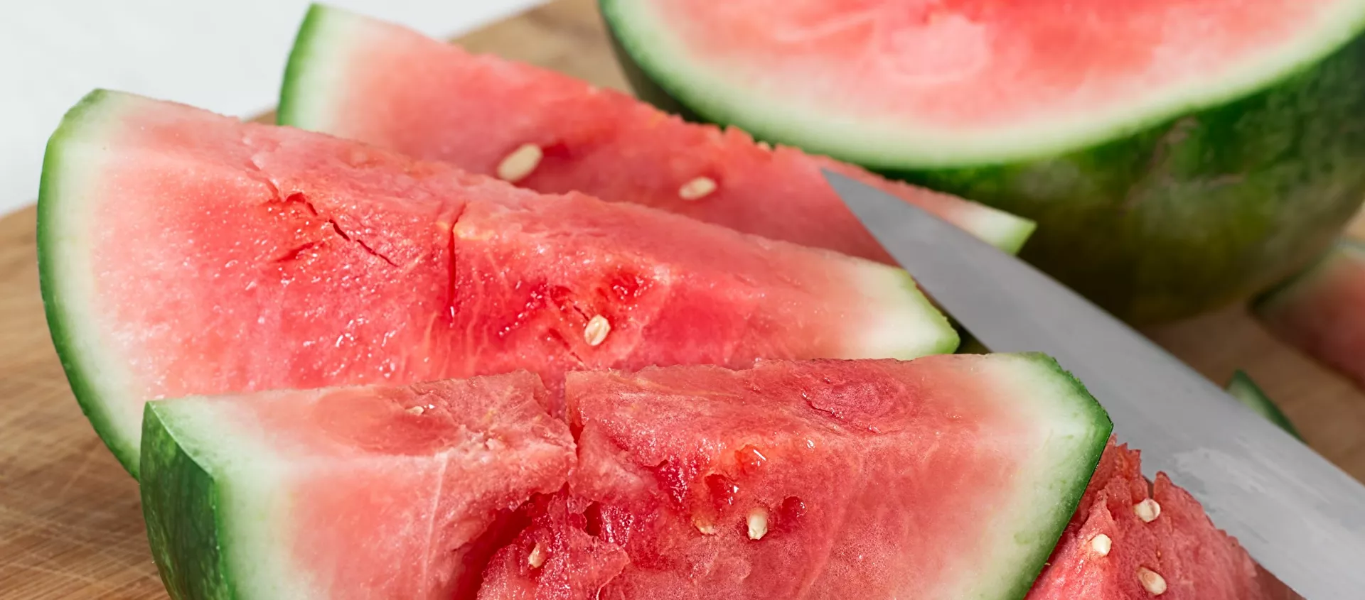 ثمار البطيخ مقطعة بالسكين  - سبوتنيك عربي, 1920, 07.07.2021