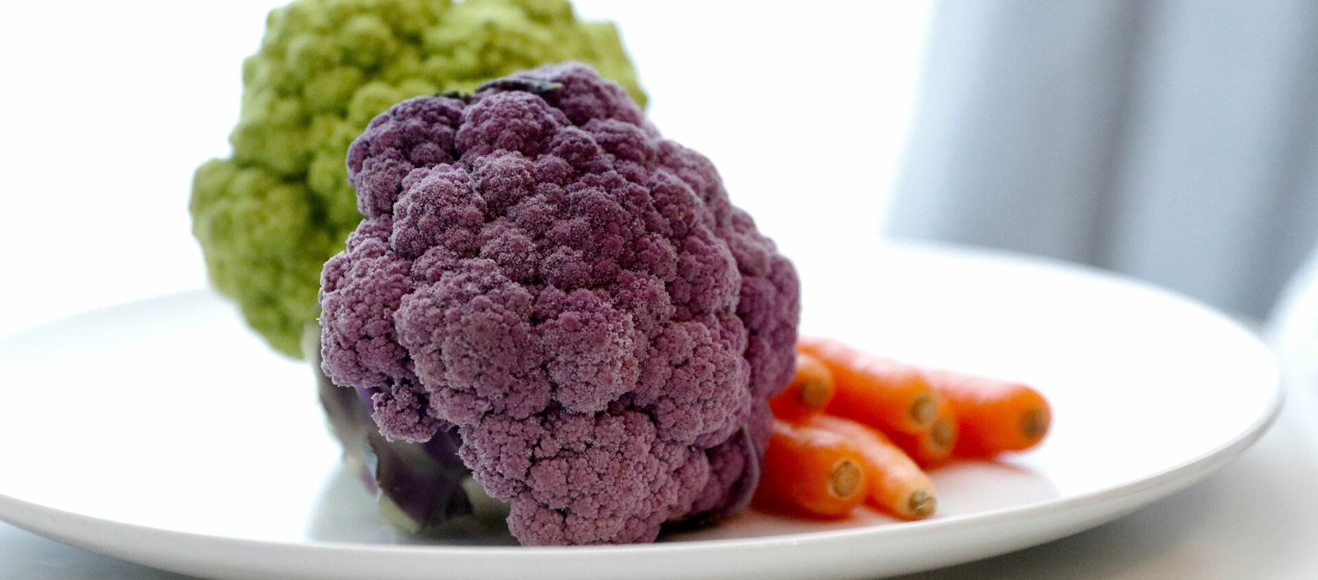 زهرة قرنبيط (الزهرة) على صحن مع الجزر  - سبوتنيك عربي, 1920, 09.07.2021