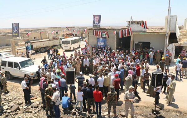 أهالي بلدة الزارة السورية يعودون لمنازلهم بعد سنوات من التهجير بسبب الإرهاب أهالي بلدة الزارة السورية يعودون لمنازلهم بعد سنوات من التهجير بسبب الإرهاب - سبوتنيك عربي