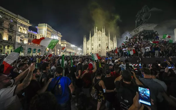 مشجعو المنتخب الإيطالي في ميلانو بعد فوز المنتخب بكأس بطولة أمم أوروبا يورو 2020 في ملعب ويمبلي، لندن، إنجلترا 11 يوليو 2021 - سبوتنيك عربي