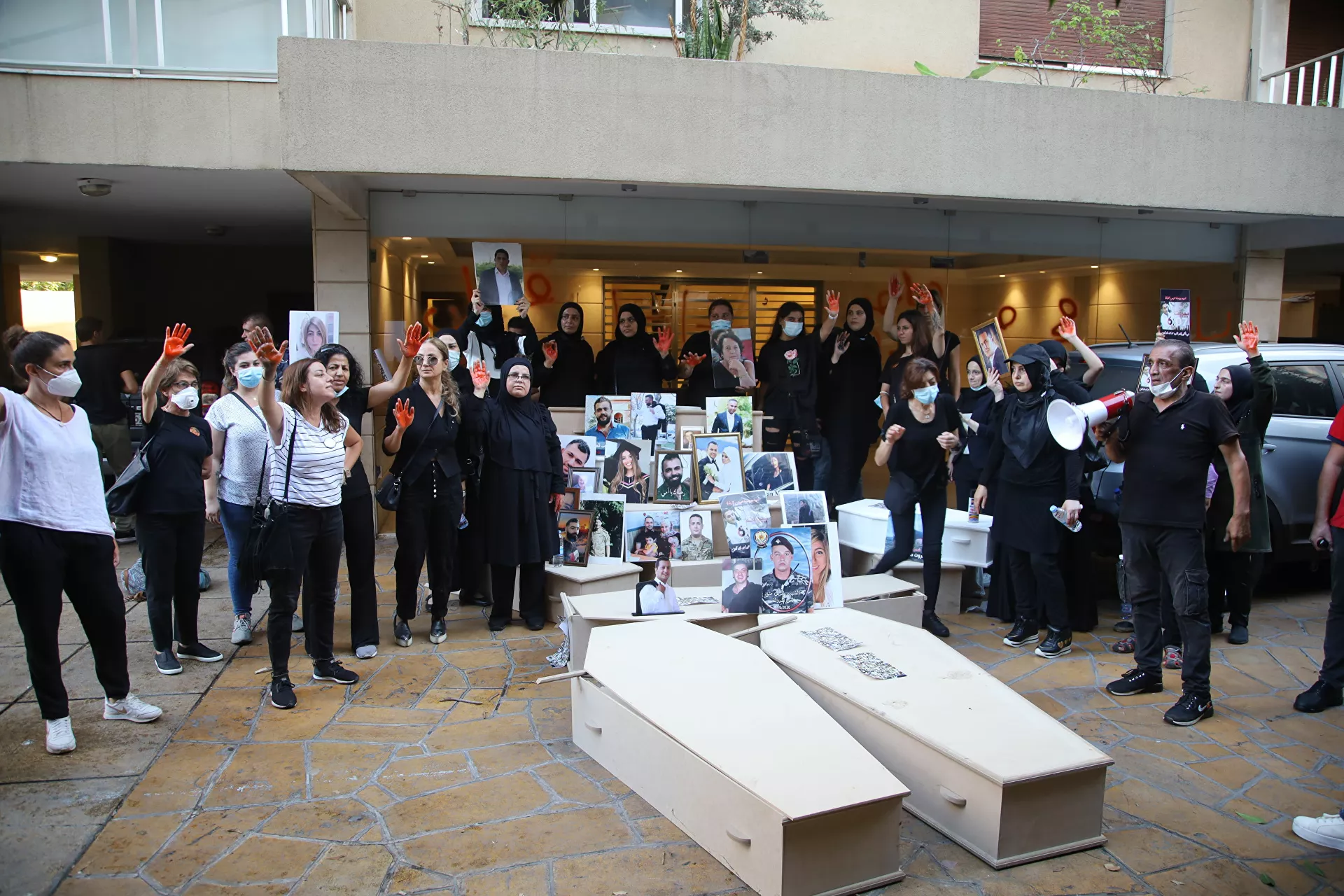 أهالي شهداء مرفأ بيروت أمام منزل وزير الداخلية حاملين النعوش... فيديو وصور     - سبوتنيك عربي, 1920, 13.07.2021