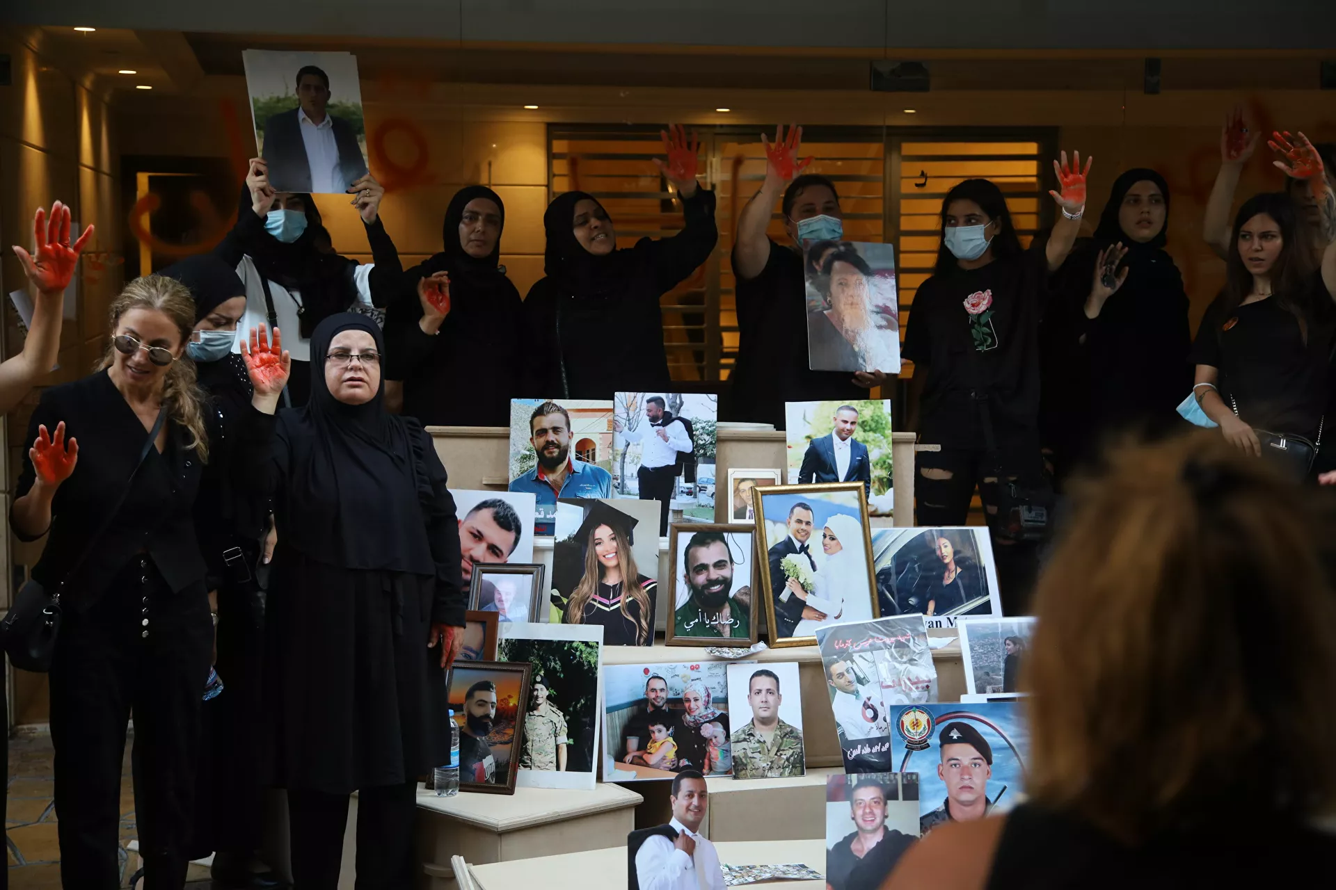 أهالي شهداء مرفأ بيروت أمام منزل وزير الداخلية حاملين النعوش... فيديو وصور     - سبوتنيك عربي, 1920, 13.07.2021